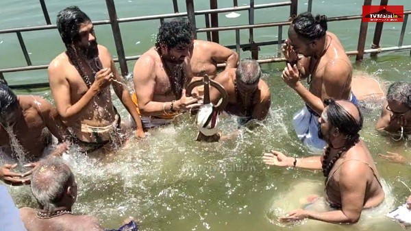 அய்யங்குளத்தில் பெரிய நாயகர் பராசக்தி அம்மன் எழுந்தருள தீர்த்தவாரி நடைபெற்றது!!