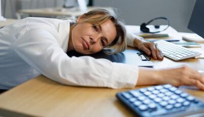 Struggling With Sleepiness at Work? Simple Hacks to Stay Alert